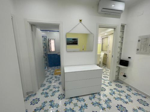 ein Badezimmer mit einer weißen Kommode und einem Spiegel in der Unterkunft La Stanza di Penelope in Neapel