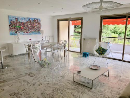 Posedenie v ubytovaní CANNES Martinez- family apartment 100m2