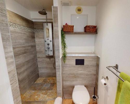 uma casa de banho com um chuveiro e um WC. em Seadream Paradise appartement vue piscine à 150m de la plage em Saint Martin