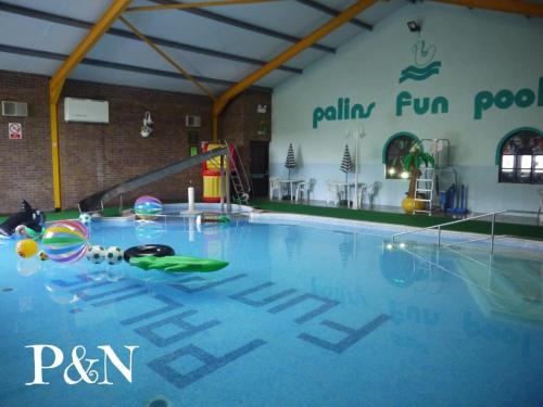 una piscina con una bola de natación y bolas en ella en 2 bedroom 6 berth Caravan Towyn Rhyl en Kinmel Bay