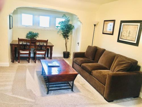 sala de estar con sofá y mesa de centro en Meticulously Maintained One Bedroom Retreat!, en Minneapolis