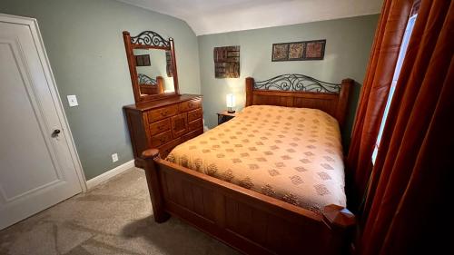 1 dormitorio con cama, tocador y espejo en Meticulously Maintained One Bedroom Retreat!, en Minneapolis