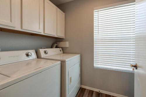 Kuchyň nebo kuchyňský kout v ubytování 3BR Condo Near The Strip - Pool - FREE TICKETS INCLUDED - VIN2912-3