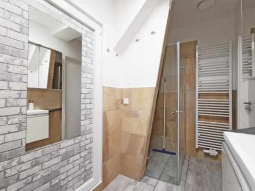 La salle de bains est pourvue d'une douche avec une porte en verre. dans l'établissement Musashi Apartment 2, à Weimar
