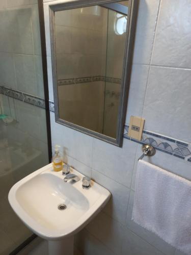bagno con lavandino e specchio di Amplio Departamento cerca de todo 3 Habitaciones ad Asunción