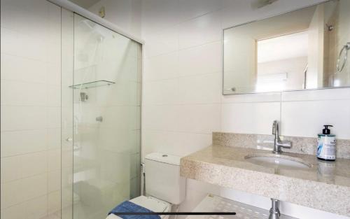 uma casa de banho com um WC, um lavatório e um chuveiro em Apartamento Completo nos Ingleses em Florianópolis