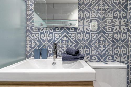 ein Badezimmer mit einem Waschbecken, einem WC und einem Spiegel in der Unterkunft Carvoeiro -Spacious 2 bedroom appartment with pool - Monte Dourado in Carvoeiro