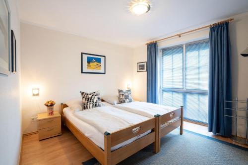 シャルボイツにあるHanseaten-Residenz-FIS-510のベッドルーム1室(ベッド1台、大きな窓付)