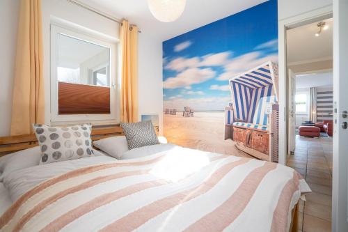 シャルボイツにあるAppartement-Badeweg-5-BAD-501のベッドルーム1室(ベッド1台付)が備わります。ビーチの絵画を飾っています。