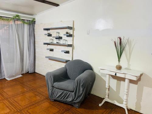 塔尔塔尔Casa Nórdica的一张桌子和一张桌子的房间的椅子