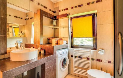 een badkamer met een wastafel en een wasmachine bij 4 Bedroom Lovely Home In Mscice in Mścice