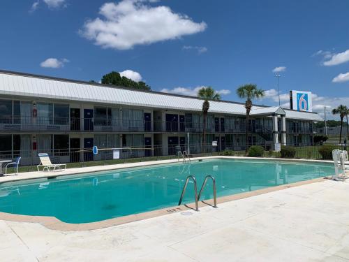 a large pool in front of a hotel at Motel 6-Tifton, GA in Tifton