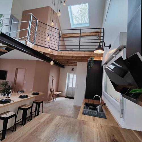 une mezzanine avec un escalier et un salon dans l'établissement DOMAINE SAINT LOUP - 10min BEAUNE, à Saint-Loup-Géanges
