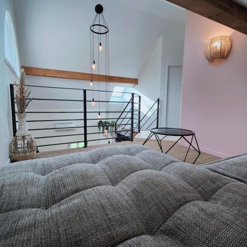 een slaapkamer met een groot bed en een trap bij Domaine Saint Loup - Gîte "Le Petit Loup" - 6 pers- 10min BEAUNE in Saint-Loup-Géanges