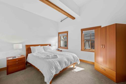 Ένα ή περισσότερα κρεβάτια σε δωμάτιο στο Front Street Suites