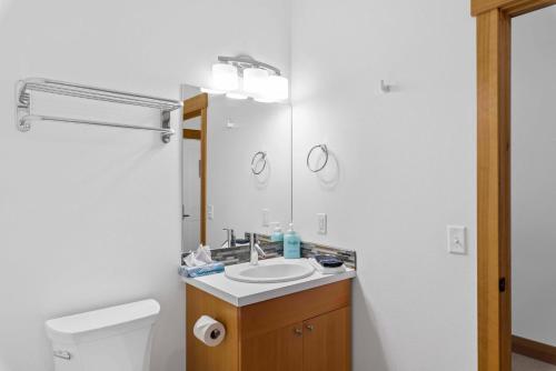 Salle de bains dans l'établissement Front Street Suites - Meredith Lodging