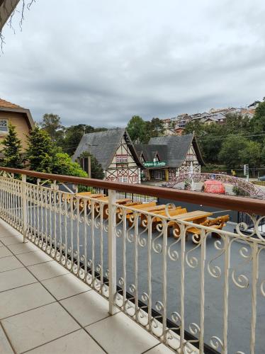 a bridge over a river with benches on it at Casa do Nonno na Montanha in Campos do Jordão