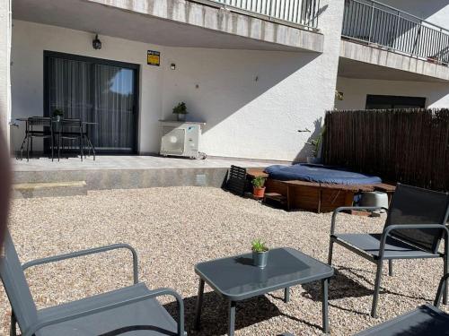 Fotografia z galérie ubytovania Apartamento con patio y Jacuzzi privado v destinácii Calafat