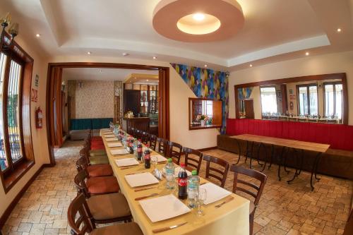 a long row of tables in a restaurant with chairs at Hotel Arequipa Vive in Arequipa