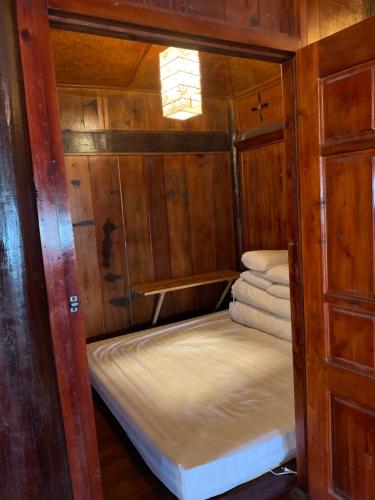 Giường trong phòng chung tại Sapa Rosie Stilt House