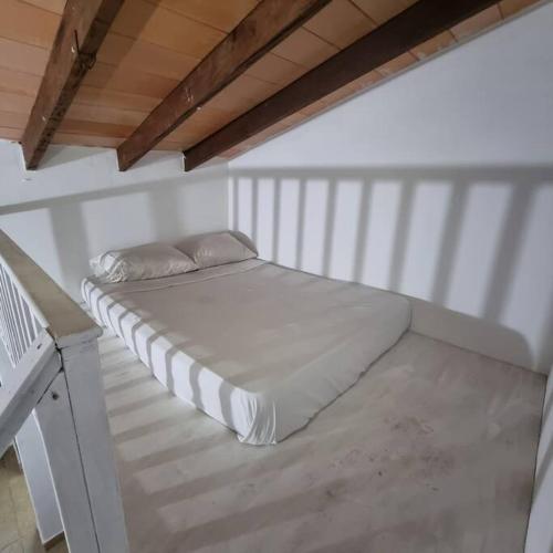 a white bed in a room with at Cómodo dormitorio con altillo in Fernando de la Mora