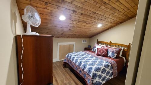 a bedroom with a bed and a wooden ceiling at 3BR Walk-In with Loft - Pool and Hot Tub - FREE ATTRACTION TICKETS INCLUDED - PARA in Branson