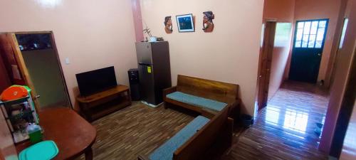 薩加達的住宿－AJjaa's Place，客厅配有沙发和电视。