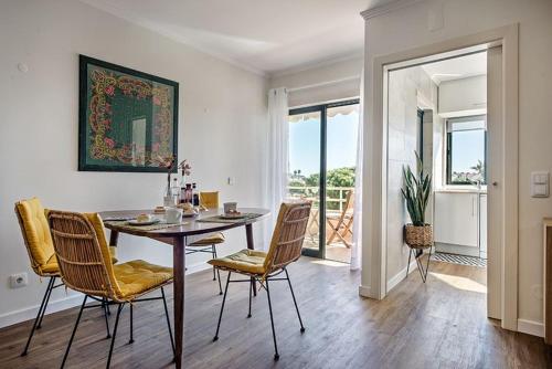 a dining room with a table and chairs at Casa dos Salgados in Guia