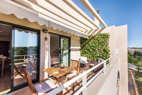 a patio with a table and chairs on a balcony at Casa dos Salgados in Guia