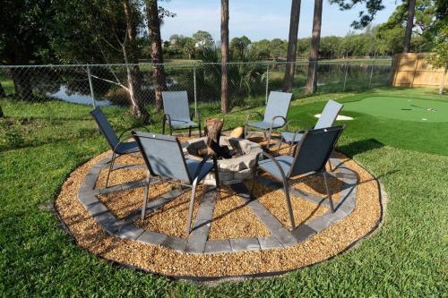 Un jardín fuera de 2023 Built! FineArt, Putt-Putt, Hammock, Backyard, Pet and Kid friendly