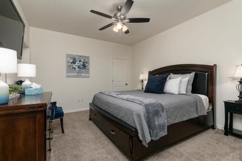 a bedroom with a bed and a ceiling fan at 3BR Walk-In - Close to Attractions - FREE TICKETS each day you stay - RL4-2 in Branson