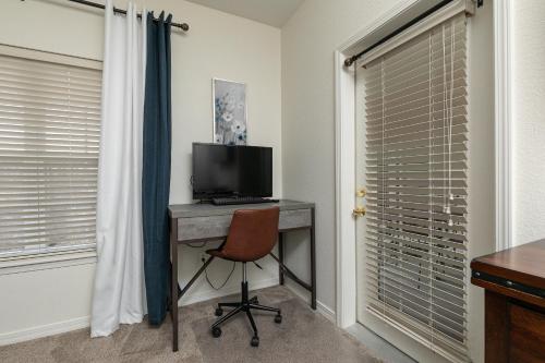a room with a desk with a computer and a chair at 3BR Walk-In - Close to Attractions - FREE TICKETS INCLUDED - RL4-2 in Branson