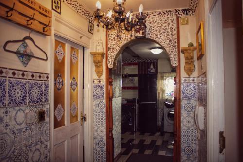 uma entrada para uma cozinha com uma arcada numa casa em Luxurious Serviced rooms in Glasgow em Glasgow