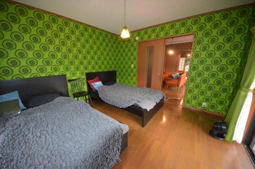 Postel nebo postele na pokoji v ubytování 無料ドッグラン attic private villa 伊豆大川