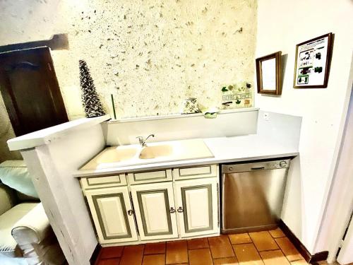 La salle de bains est pourvue d'un lavabo et d'un lave-vaisselle. dans l'établissement Ancien logis familial avec parc et activités, près des Châteaux de la Loire, tout inclus, animal accepté - FR-1-381-466, à Souvigny-de-Touraine