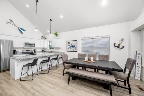 Η κουζίνα ή μικρή κουζίνα στο 4BD Lodge at Table Rock Lake - Near Marina - Pool - FREE TICKETS INCLUDED - BBH