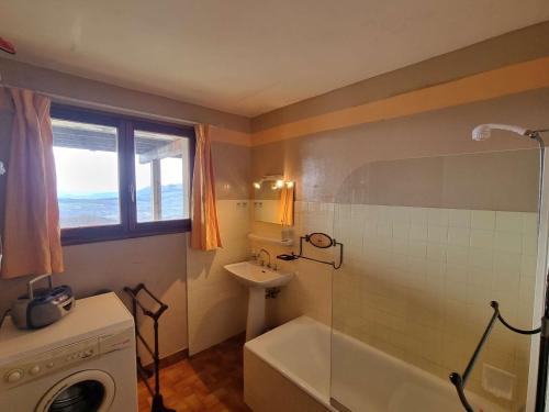 uma casa de banho com uma banheira, um lavatório e um chuveiro em Chalet Saint-Michel-de-Chaillol, 5 pièces, 9 personnes - FR-1-393-168 em Saint-Michel-de-Chaillol