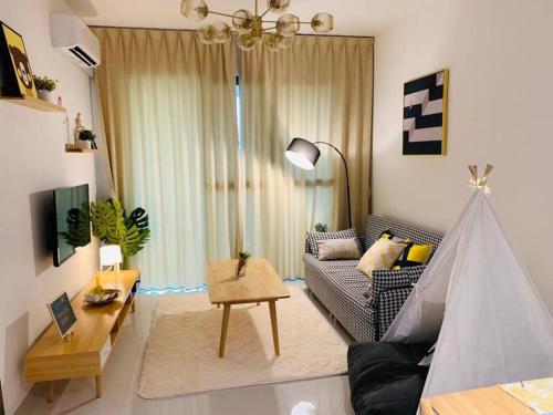 uma sala de estar com um sofá e uma mesa em 森林城市 6999 Homestay【小温馨】@ 免税岛 Legoland JB SG em Gelang Patah