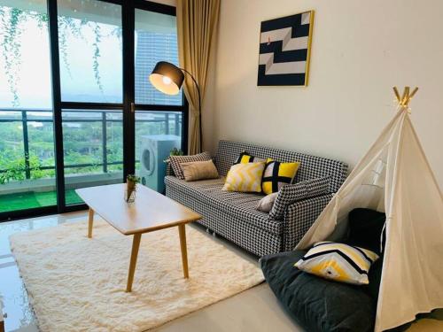 a living room with a couch and a hammock at 森林城市 6999 Homestay【小温馨】@ 免税岛 Legoland JB SG in Gelang Patah