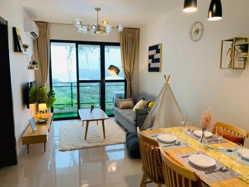 uma sala de estar com uma mesa e um sofá em 森林城市 6999 Homestay【小温馨】@ 免税岛 Legoland JB SG em Gelang Patah