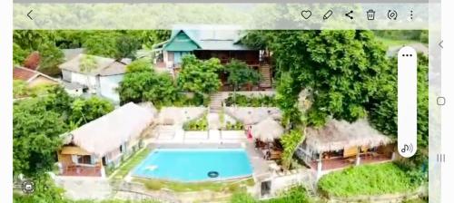 Luftaufnahme eines Hauses mit Swimmingpool in der Unterkunft Mai Chau Green house in Mai Châu