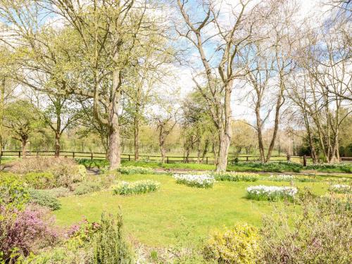 a garden with white flowers in a park at The Stables in East Dereham