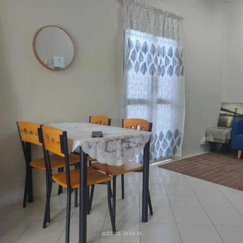 馬日丹那的住宿－Sri Bayu Bidara Palma，餐桌、椅子和镜子