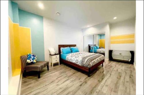 Een bed of bedden in een kamer bij Big family getaway! can accommodate up to 14 guest