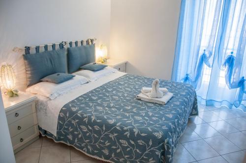 una camera con letto e piumone blu di Bed and Breakfast Loggetta a Tarquinia