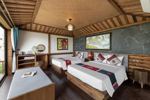 um quarto com duas camas num quarto em Sin Chai Ecolodge em Sa Pa