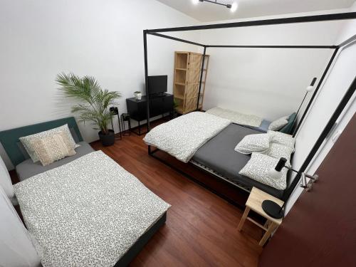 1 dormitorio con cama con dosel y mesa en Sušilova 14 apartments I, en Přerov