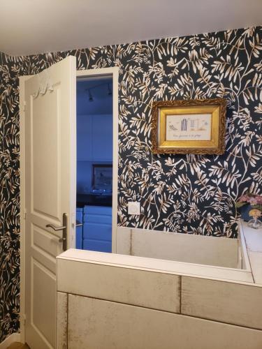 um quarto com uma parede com um relógio emoldurado em BRISE MARINE em Groix