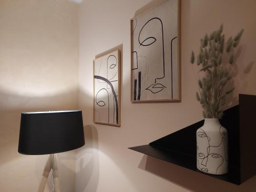 een kamer met een lamp en een vaas aan een muur bij Da Tattallo in Assisi