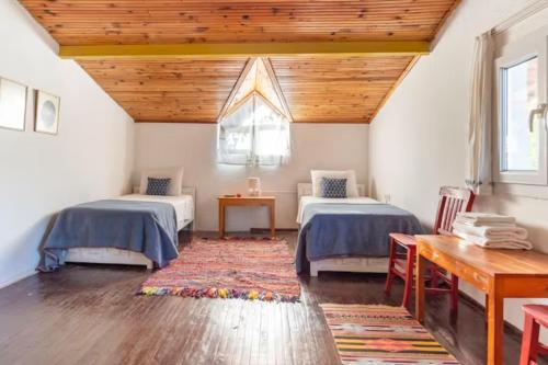 オルタジャにあるDalyan Holiday Hotelのベッド2台が備わる木製の天井の客室です。